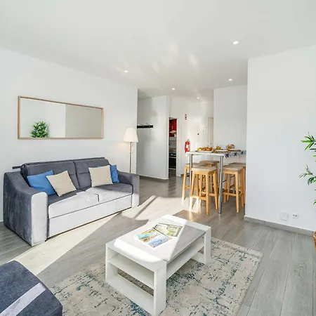 Beachfront Flat & Panoramic Sea View By Hostwise *