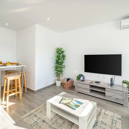 Beachfront Flat & Panoramic Sea View By Hostwise Apartmán *