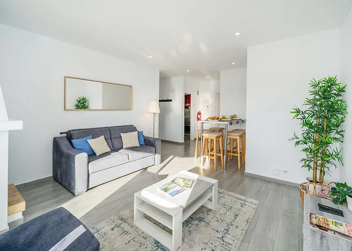 Beachfront Flat & Panoramic Sea View By Hostwise *